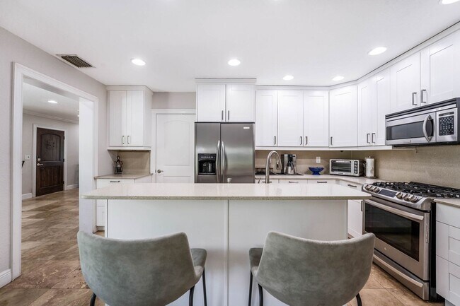 Building Photo - Hourglass District ~ Gorgeous 3/2.5 home w...