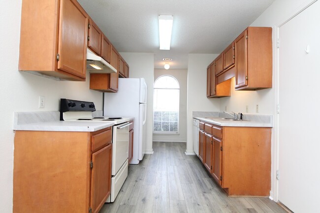 Building Photo - 2-Bedroom, 1-Bathroom Duplex with Garage i...