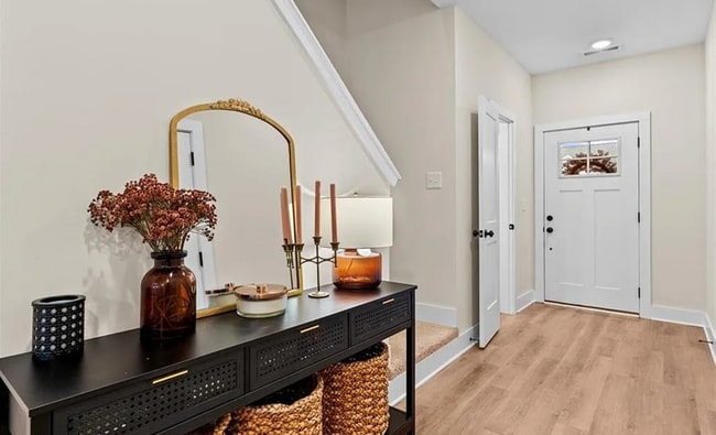 Building Photo - Like new modern maintenance free 3 bedroom 2.5 bath townhouse in Greensboro. Lawn care included.