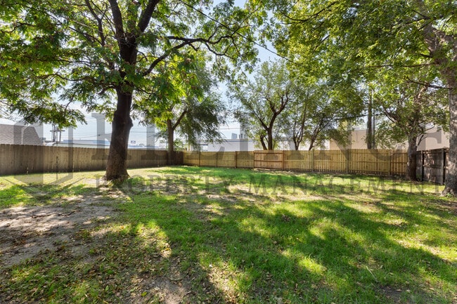 Building Photo - 221 N Walnut St