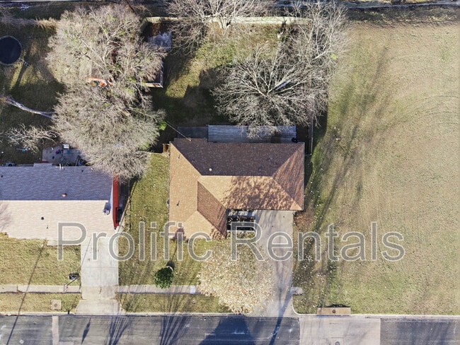 Building Photo - 610 Creek St