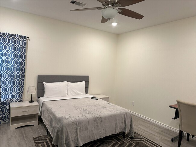 Building Photo - 16625 E Lynbrook