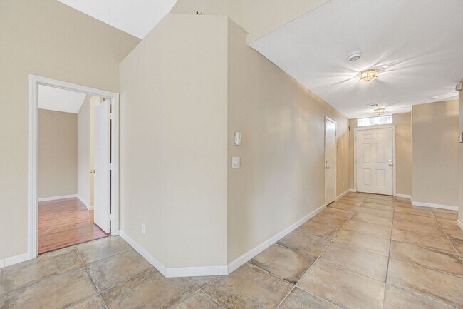 Building Photo - Rare Single Story Home with hard flooring!