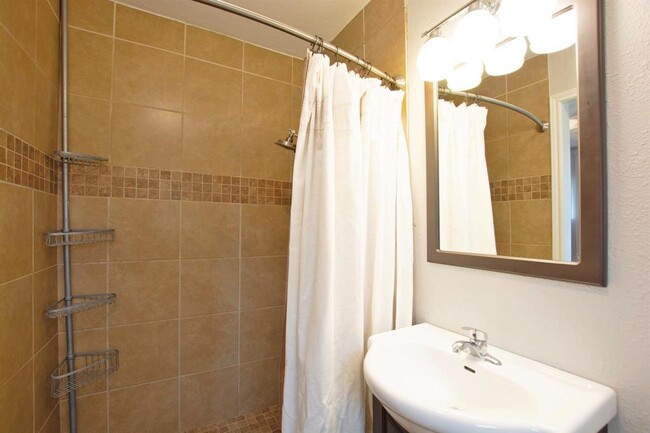 Building Photo - 212 Linda Ln