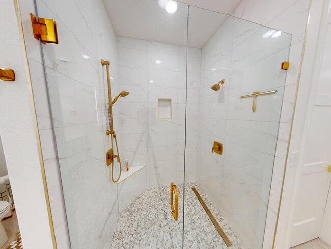 Building Photo - 409 SW Bradshaw Cir