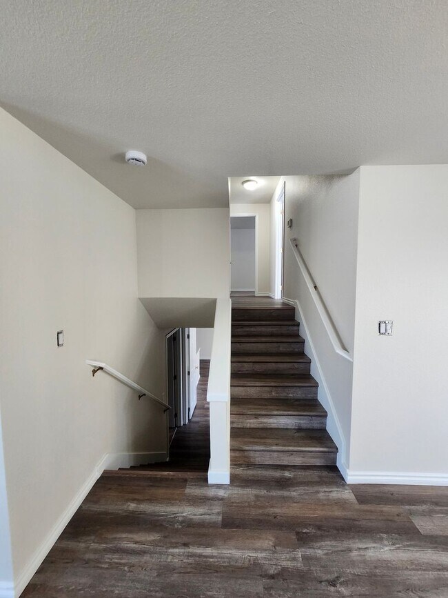 Building Photo - 411 W 21st Pl