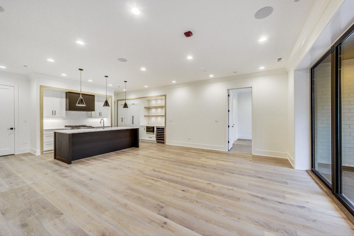 Building Photo - 4920 N Lincoln Ave