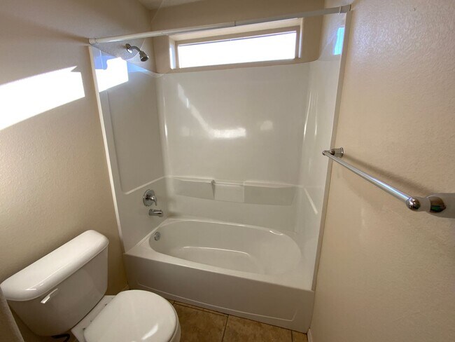Building Photo - 4 Bedroom Home Available Near Golf Course ...