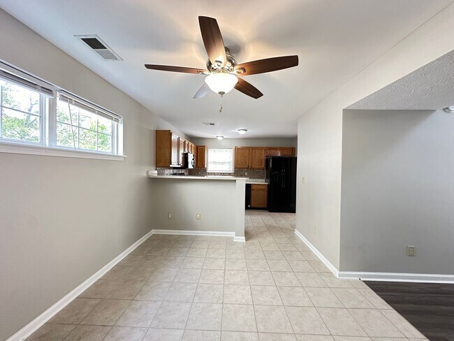 Building Photo - Beautiful 3 BR, 2.5 Bath House in Georgetown! Open Layout, Fenced Backyard, Attached Garage