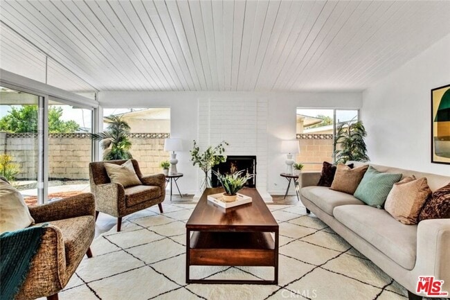 Building Photo - 5804 Los Ranchos Dr