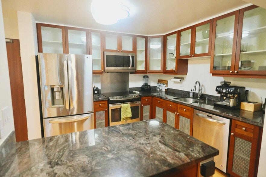 Building Photo - 670 5th St