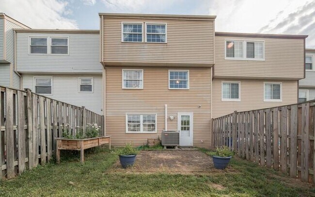 Building Photo - Well maintained 3 bedroom townhouse in established Frederick community ready now!