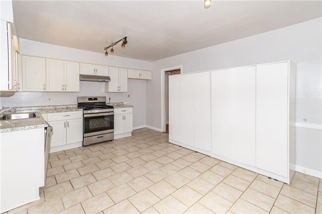 Building Photo - 207 Buchanan Terrace