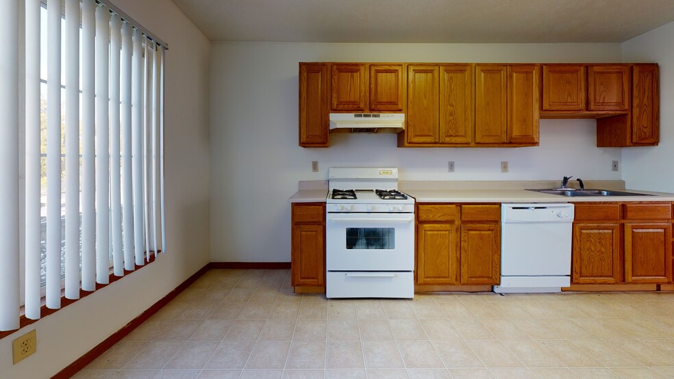 kitchen - 1403 Jack Pine Dr