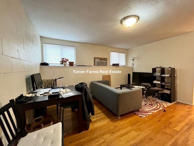 Building Photo - 108 Perkins St