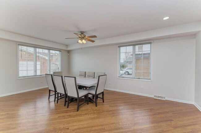 Building Photo - 4544 N Oriole Ave