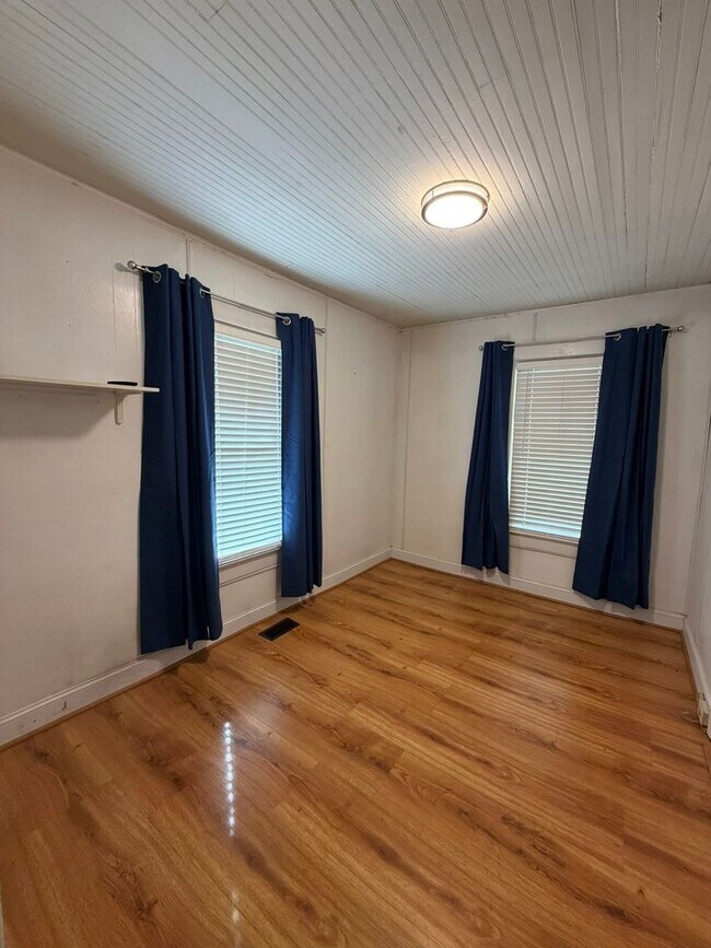 Building Photo - 3008 James Dail Rd