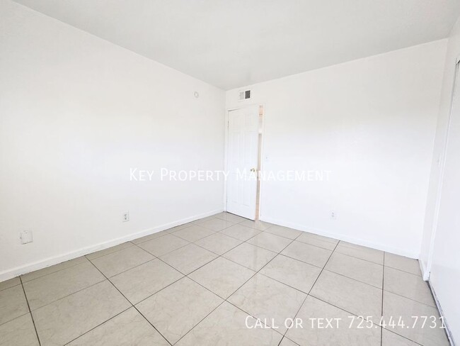 Building Photo - REMODELED UPSTAIRS 2 BED, 1 BATH UNIT * OP...