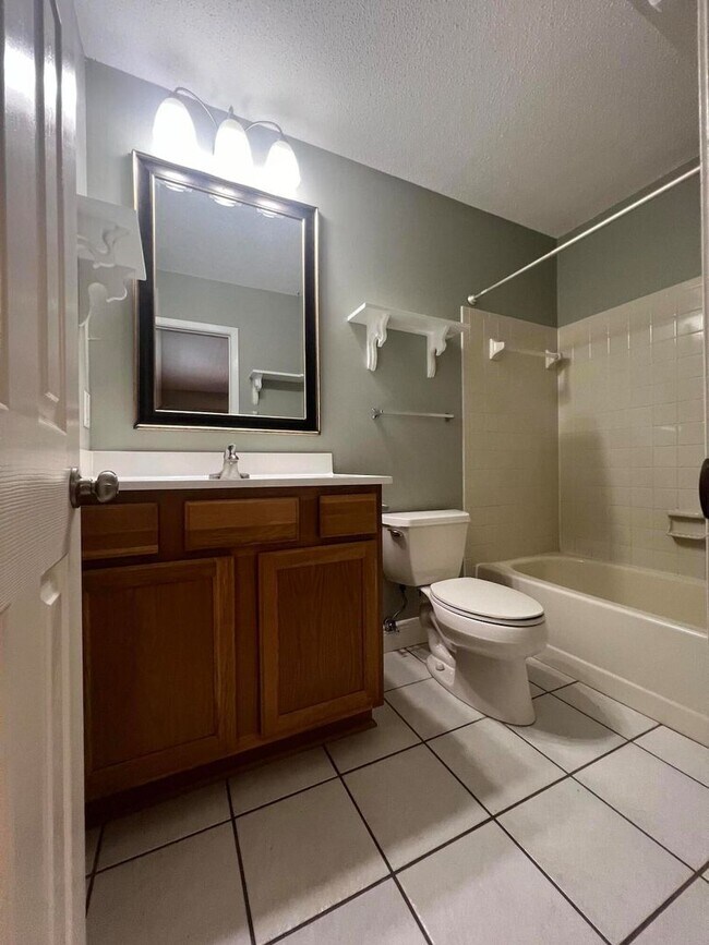 Building Photo - Cute 2 Bedroom 2 Bathroom Townhome For Rent!