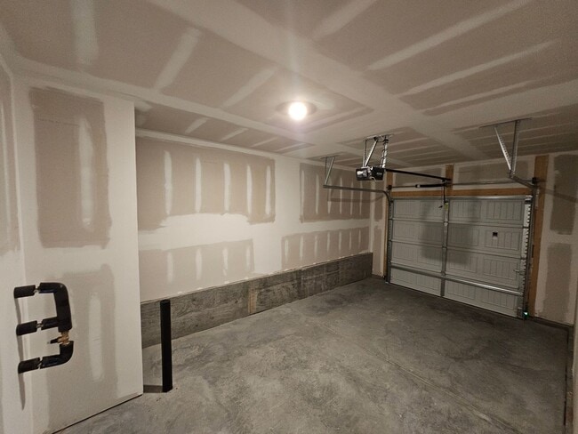 Building Photo - Like-New townhome in Concord