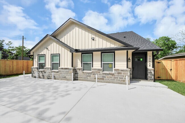 Building Photo - 7066 Villa Dr