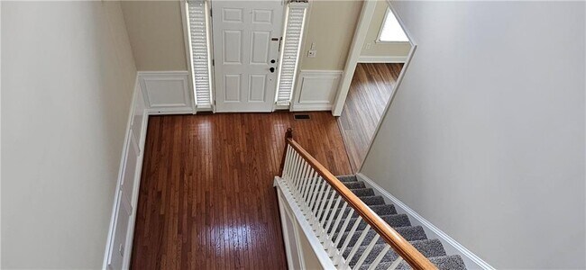 Building Photo - 647 Maple Grove Way