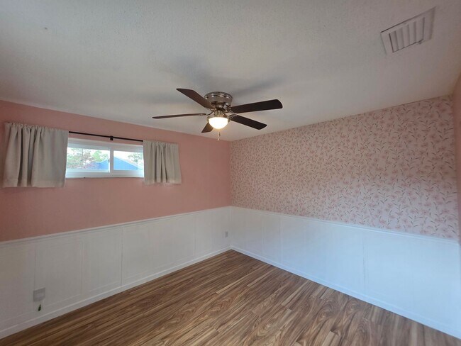 Building Photo - 208 Pine Cone Trail