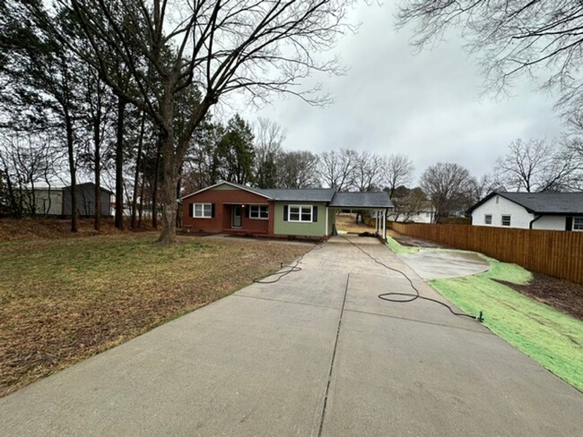 Building Photo - 4-Bedroom Ranch Home