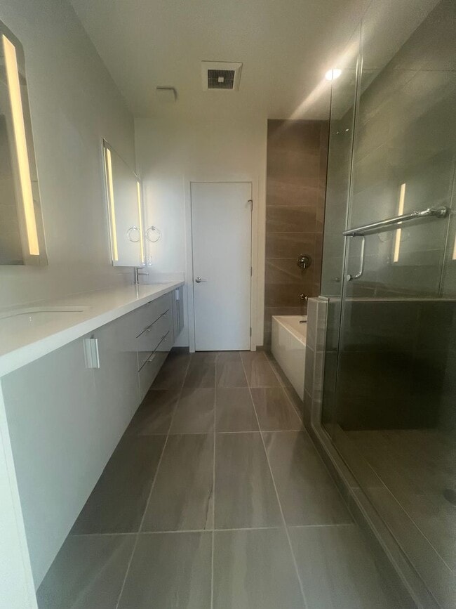 Building Photo - Brand New Three Bedroom Townhouse