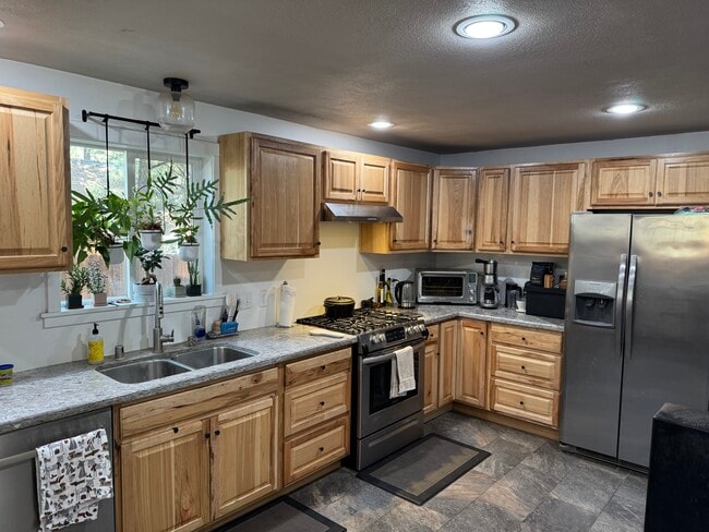 Building Photo - 270 Spruce Ln