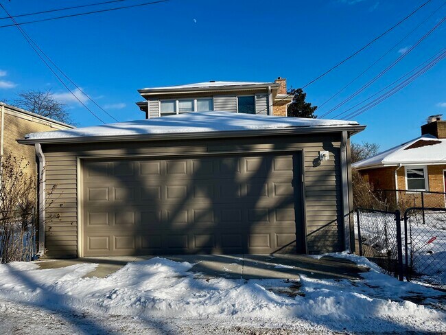 Building Photo - 6522 Spaulding Ave