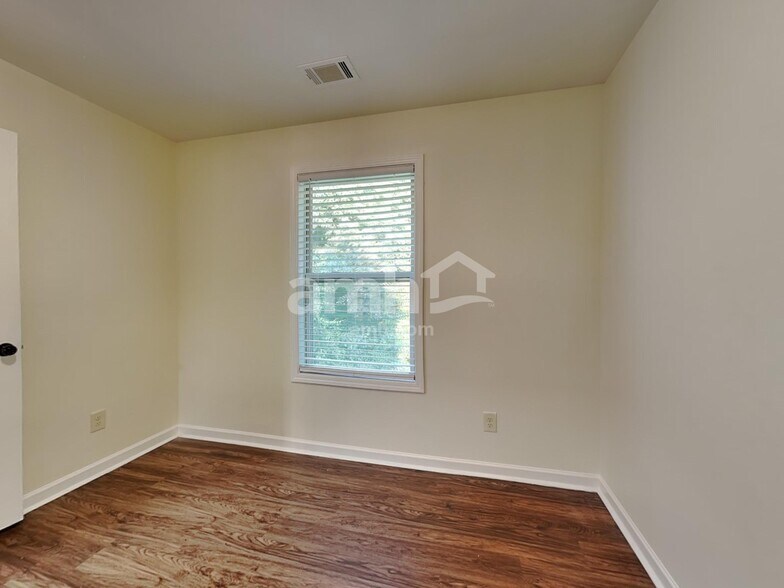 Building Photo - 210 Pebblefield Trce