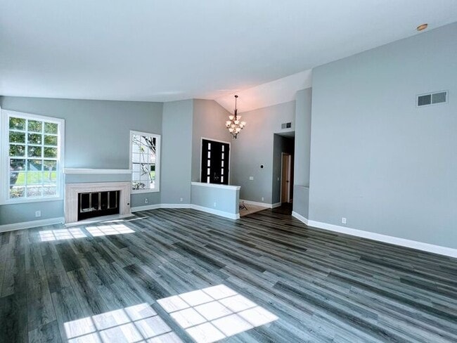 Building Photo - Breathtaking 3 Bed / 2.5 Bath Single Story...