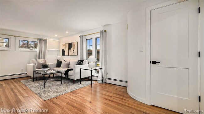 Building Photo - 343 S Elm St