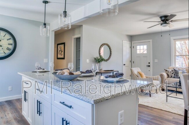 Building Photo - 2204 Emerson Pl