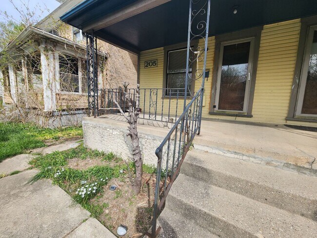 Building Photo - E Fairview, 205-207