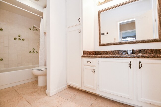 Building Photo - 5150 Hidalgo St