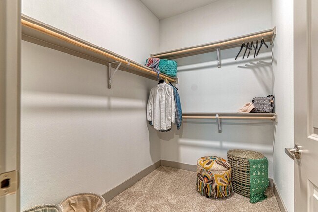 Building Photo - 1400 Royal Crest Dr