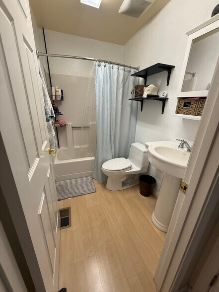Building Photo - 504 Dogwood Dr