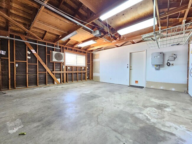Building Photo - Beautiful interior and Convenient feature!...