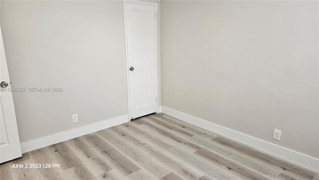 Building Photo - 626 S 28th Ave