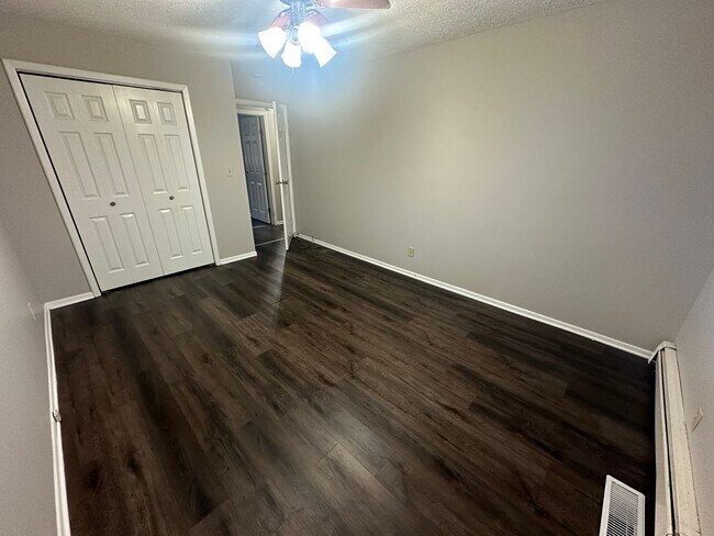 Building Photo - 607 Hillview Dr