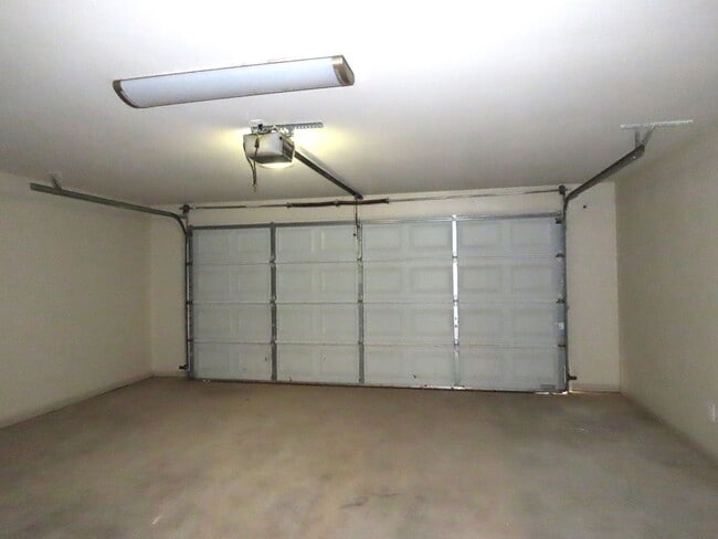 Building Photo - Updated in 2024! Gorgeous 3 Bedroom, 2 Bat...