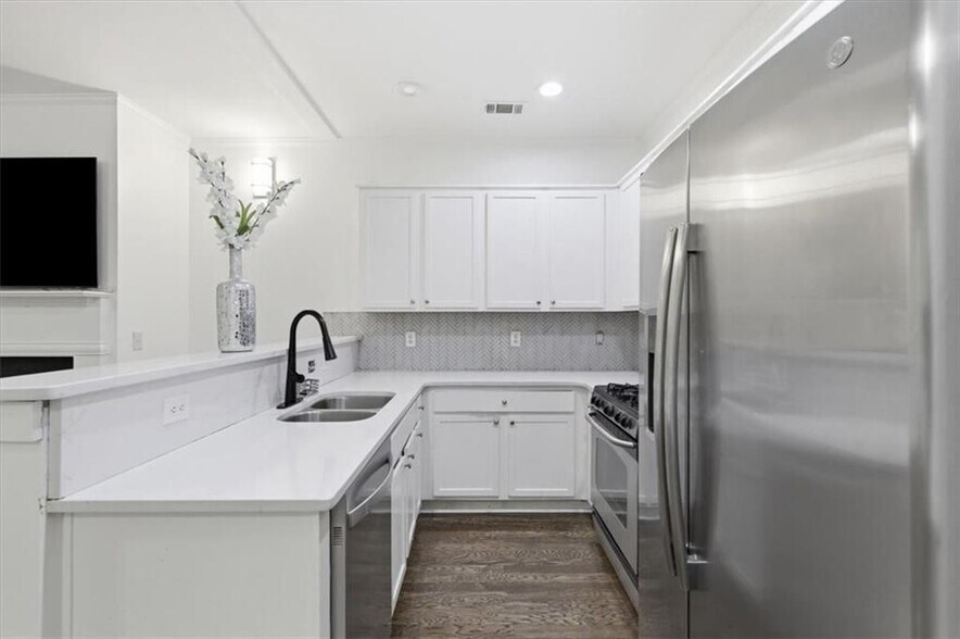 Building Photo - 1076 N Village Dr