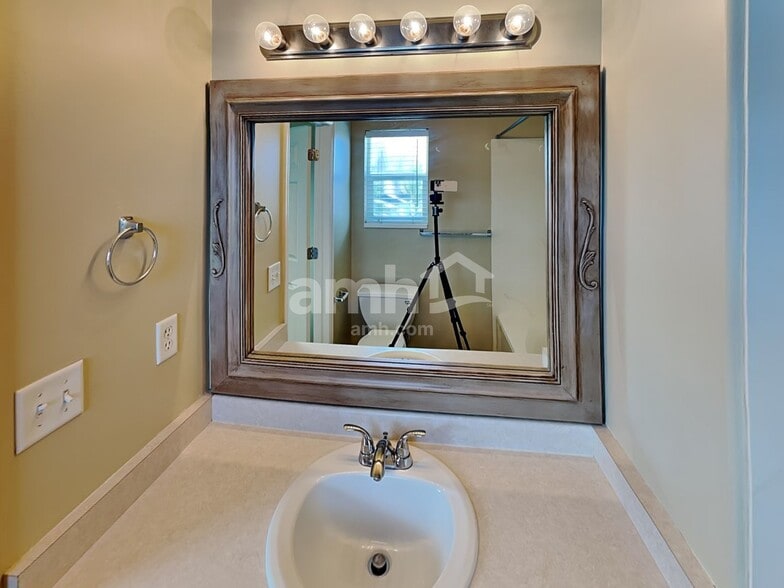 Building Photo - 1012 York Dr