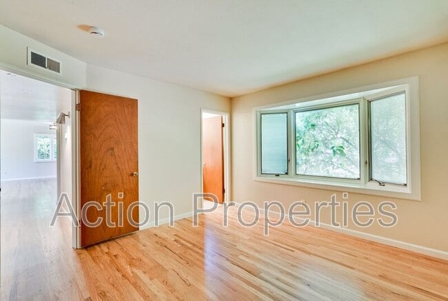 Building Photo - 834 Orange Ave