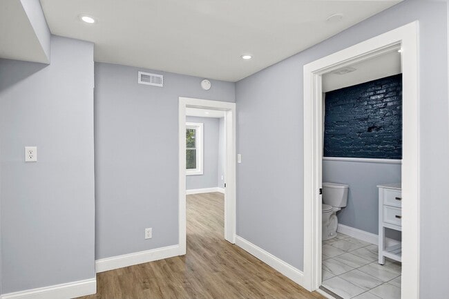 Building Photo - Beautifully renovated 3BR/3.5BA in Upper F...
