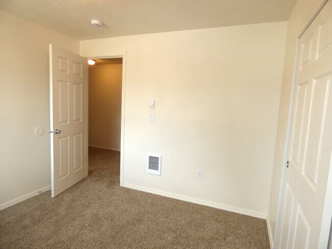 Building Photo - Rent Special: FREE September's Rent!! Second Floor 3 Bedroom apartment
