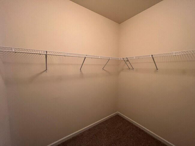 Building Photo - 4 Bedroom 3 Bath - Gorgeous Backyard in Le...