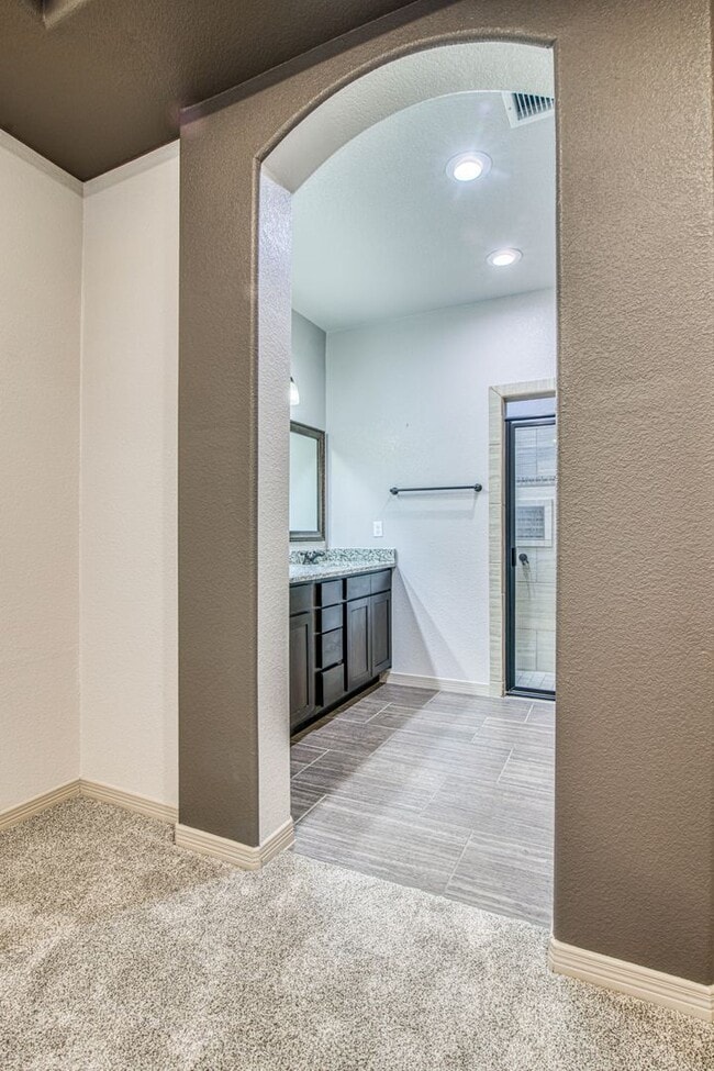Building Photo - Beautiful 3 bed-2 baths with Casa Club/Gym...